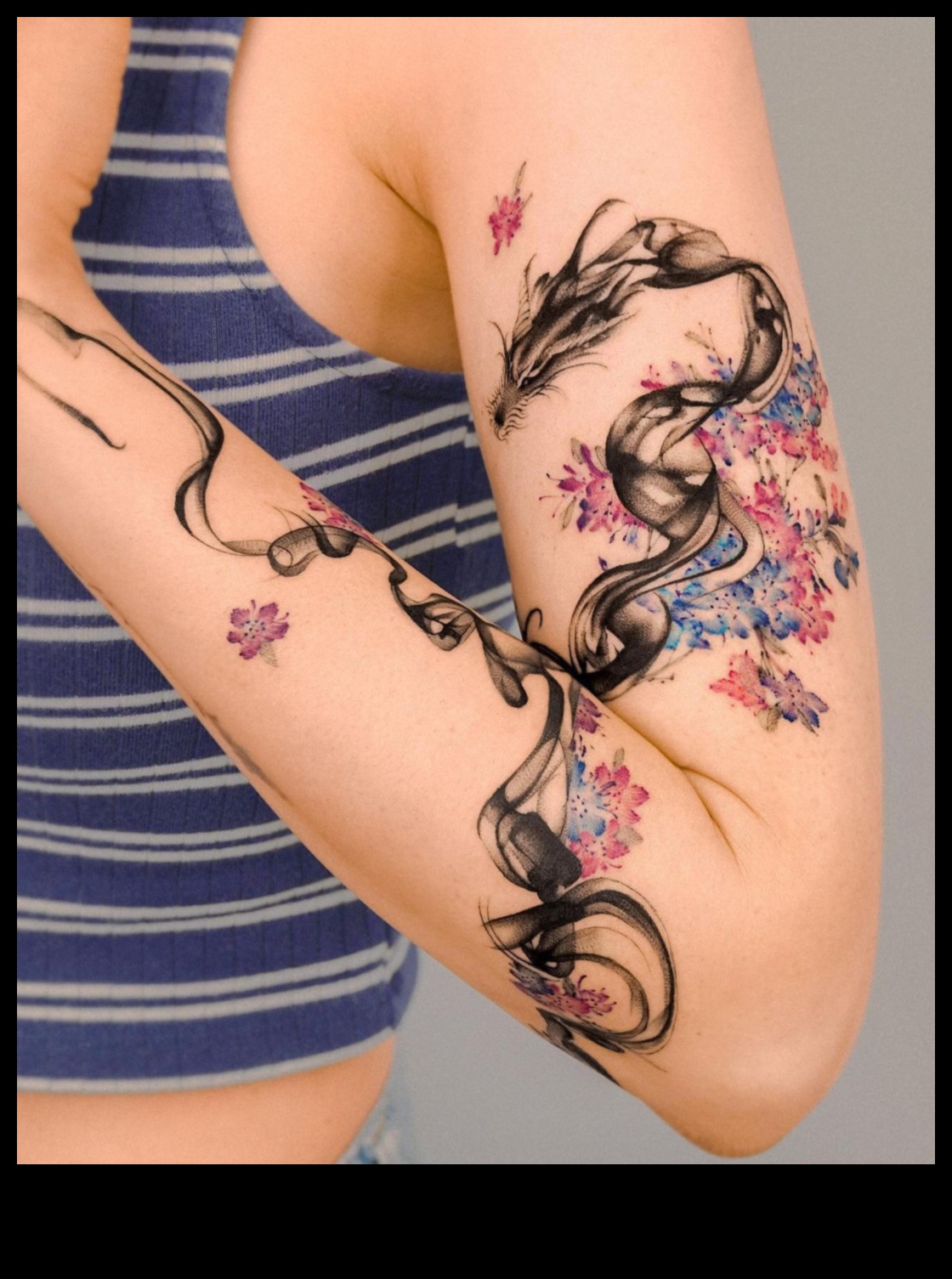 Τολμηρές πινελιές Η τέχνη των τατουάζ στην πλάτη 3 Bold Brushstrokes: Masterful Craftsmanship in Back Tattoo Chronicles