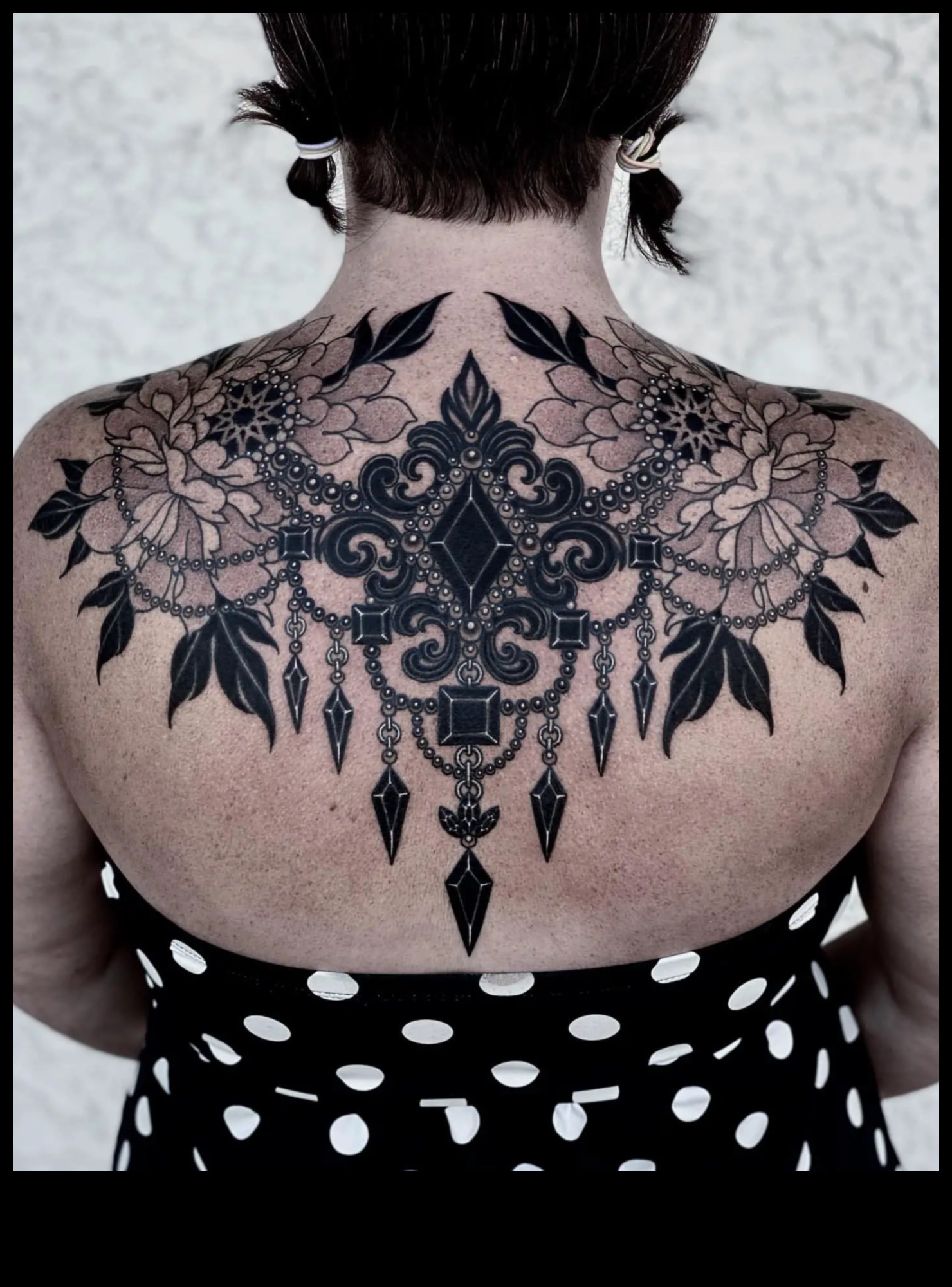 Τολμηρές πινελιές Η τέχνη των τατουάζ στην πλάτη 4 Bold Brushstrokes: Masterful Craftsmanship in Back Tattoo Chronicles