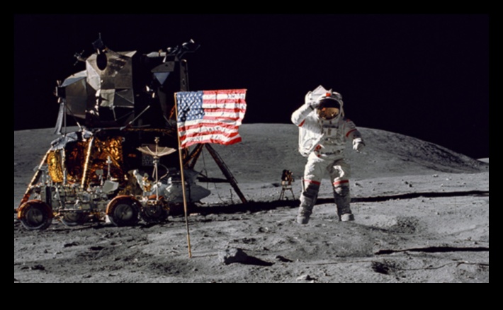 Περπάτημα σελήνης μέσα από την ιστορία Οι προσγειώσεις σελήνης της NASA 3 Σεληνιακή προσγείωση: Τα ιστορικά βήματα της NASA στην Ουράνια Επιφάνεια