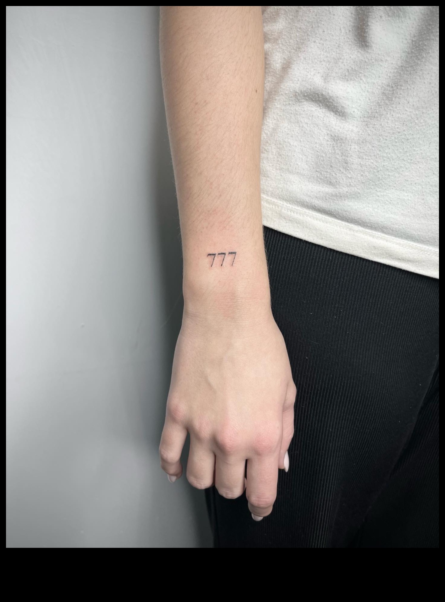 Τατουάζ καρπού με ψιθυριστά μελάνι που λένε μαγευτικές ιστορίες 3 Whispering Ink: Captivating Stories in Wrist Tattoos