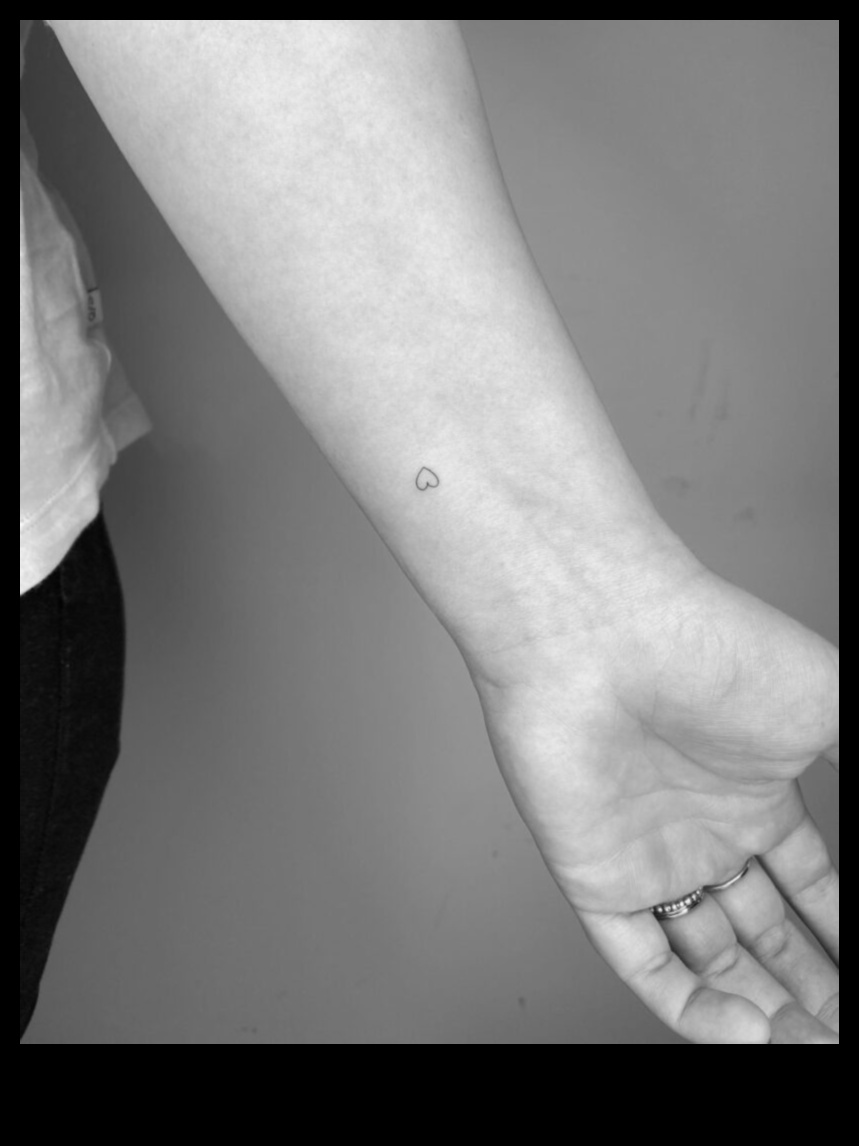 Whispers of Art: Μικρά τατουάζ στον καρπό με ισχυρά νοήματα