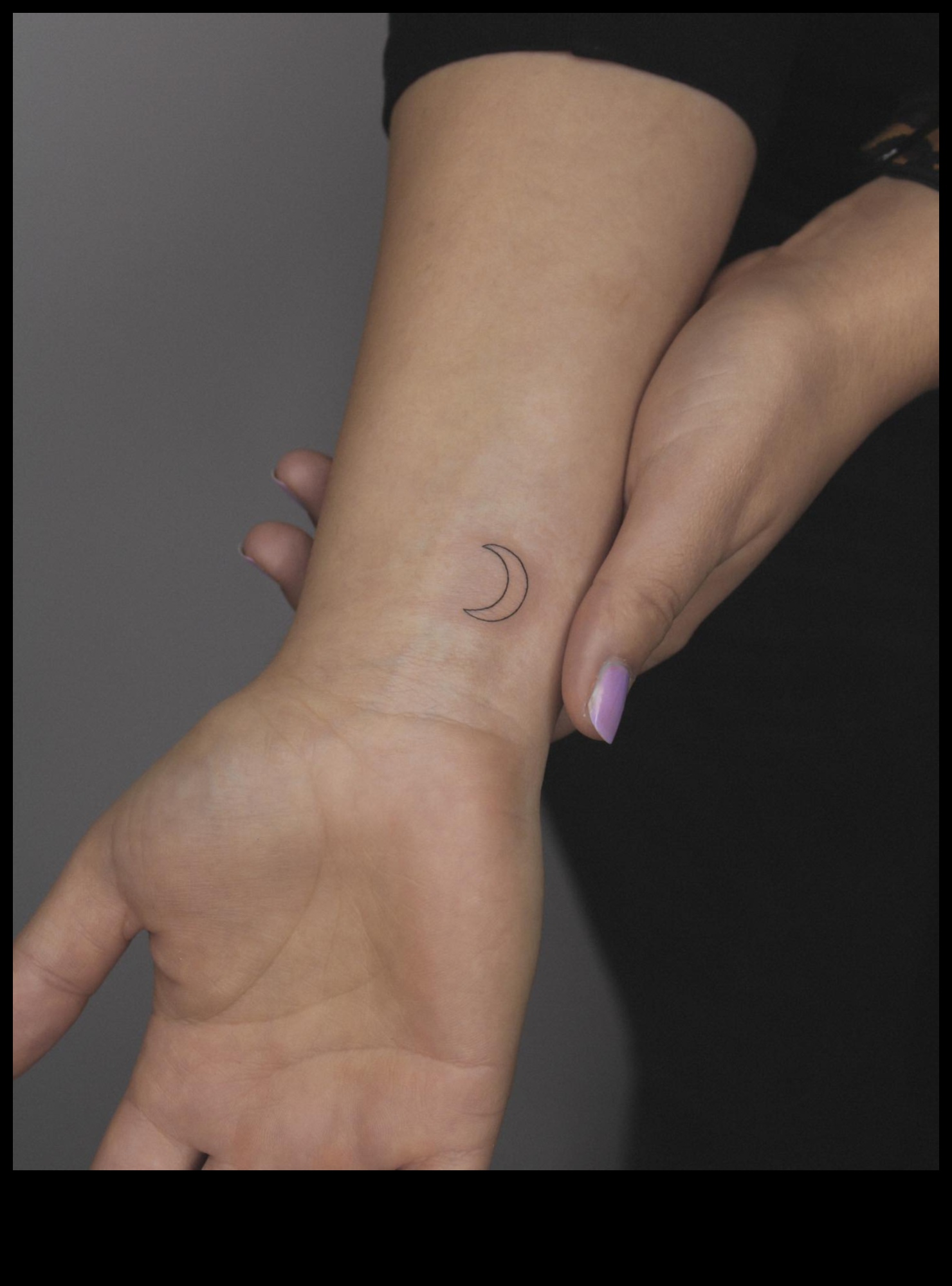 Whispers of Art: Μικρά τατουάζ στον καρπό με ισχυρά νοήματα