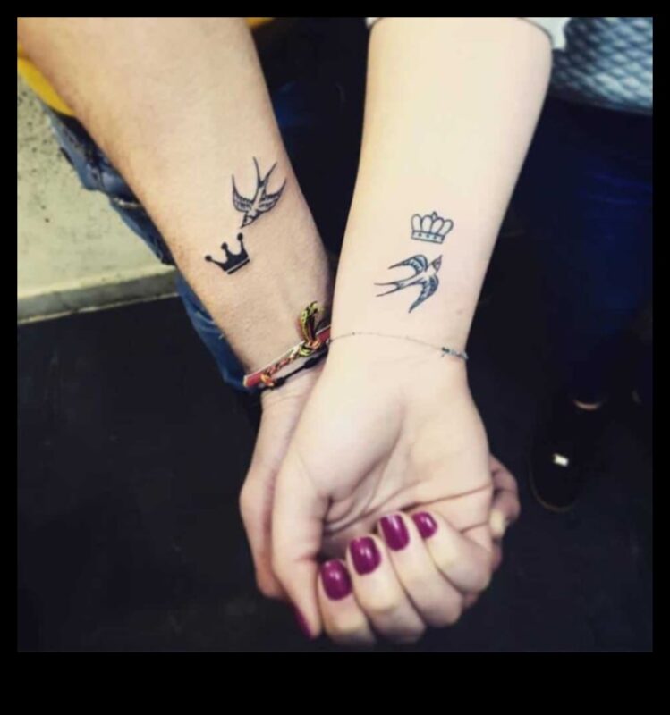 Δεμένα με μελάνι: Τατουάζ ζευγαριού που συμβολίζουν την αιώνια αγάπη