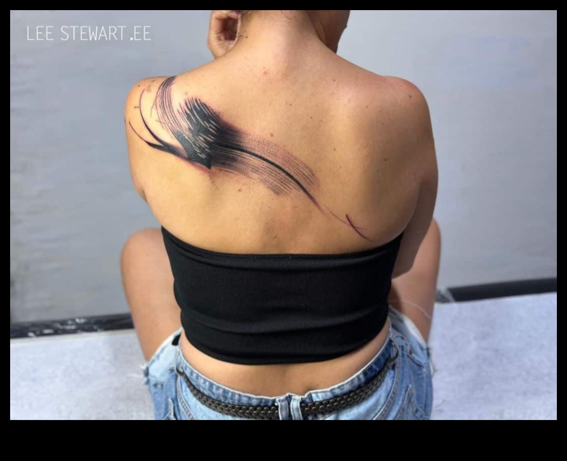 Τολμηρές πινελιές Η τέχνη των τατουάζ στην πλάτη 1 Bold Brushstrokes: Masterful Craftsmanship in Back Tattoo Chronicles